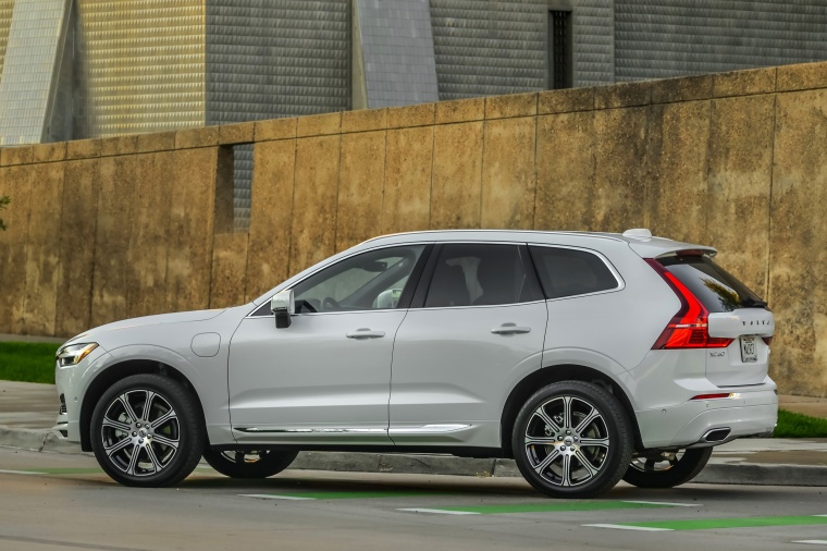 2018 Volvo XC60 T8 eAWD Picture