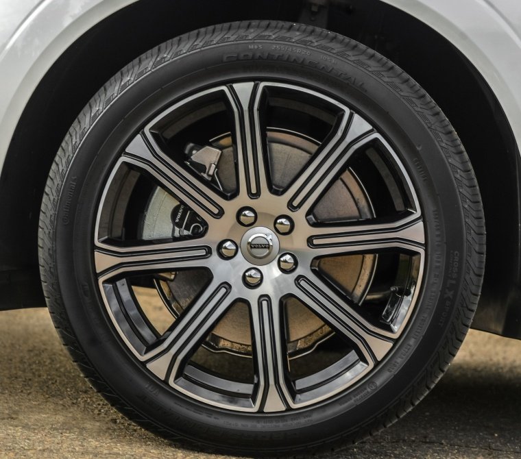 2018 Volvo XC60 T8 eAWD Rim Picture