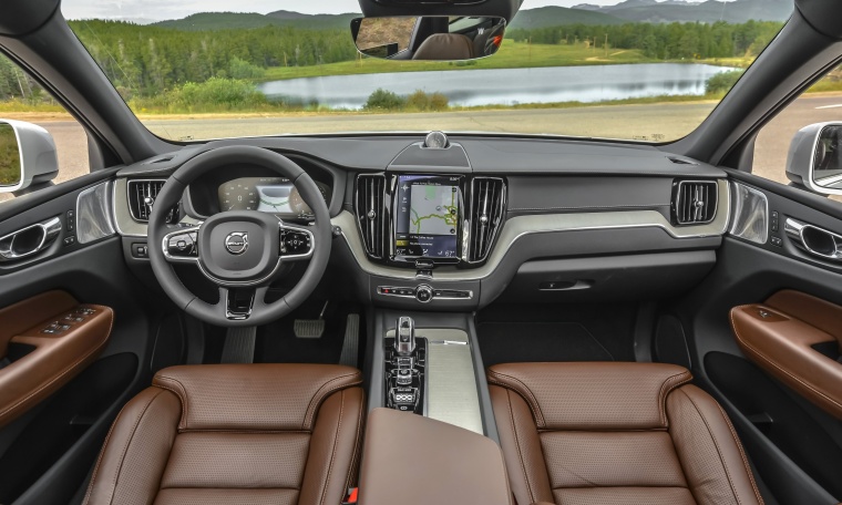 2018 Volvo XC60 T8 eAWD Cockpit Picture