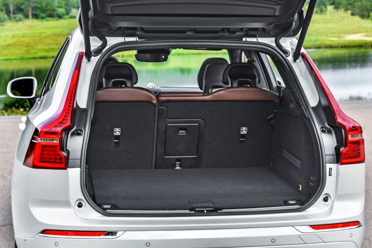 2018 Volvo XC60 T8 eAWD Trunk Picture