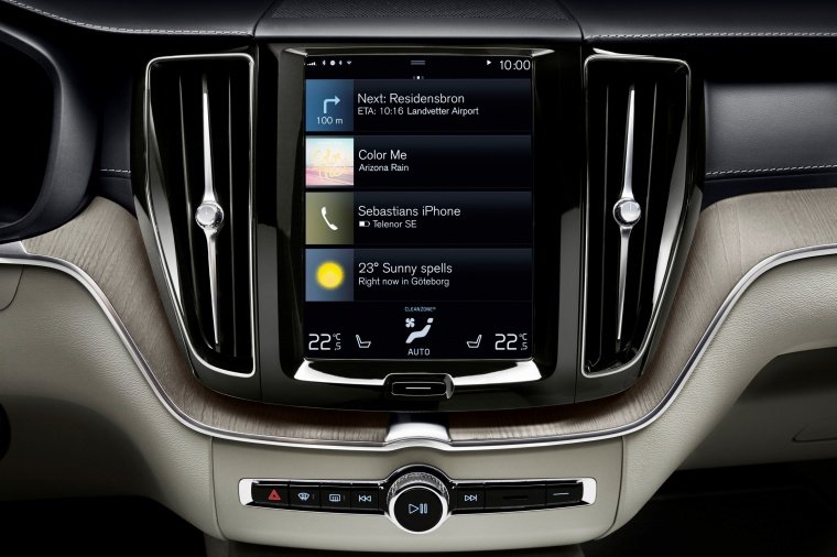 2019 Volvo XC60 T6 AWD Dashboard Screen Picture