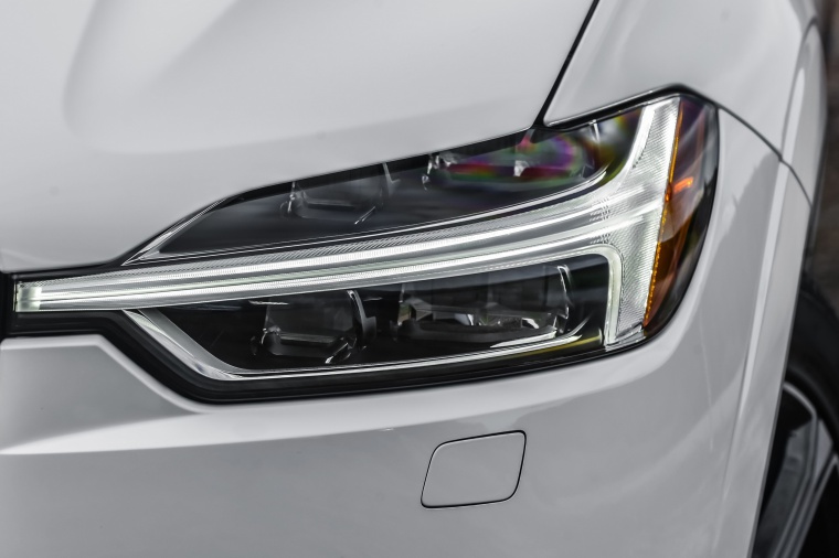 2019 Volvo XC60 T8 eAWD Headlight Picture