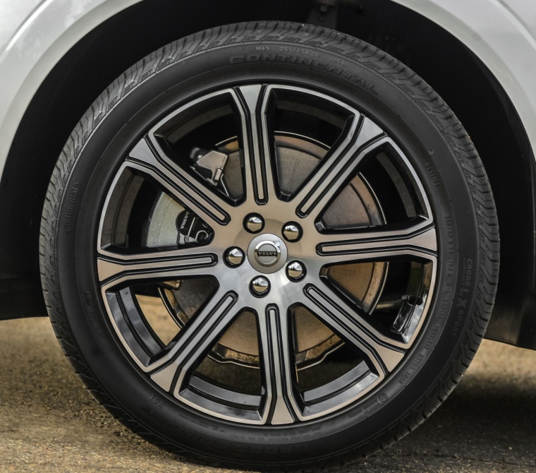 2019 Volvo XC60 T8 eAWD Rim Picture