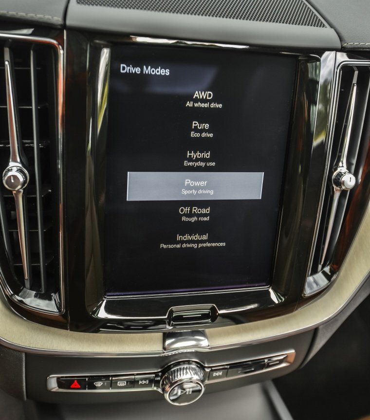 2019 Volvo XC60 T8 eAWD Dashboard Screen Picture