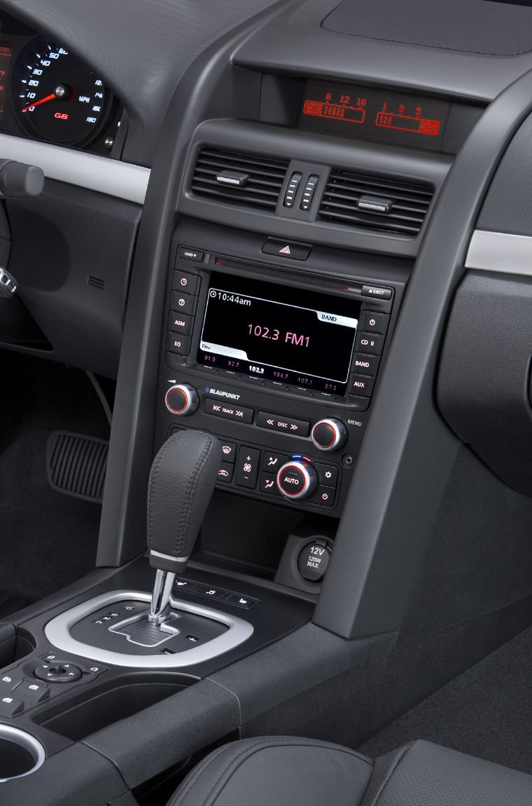 2009 Pontiac G8 GT Center Stack Picture