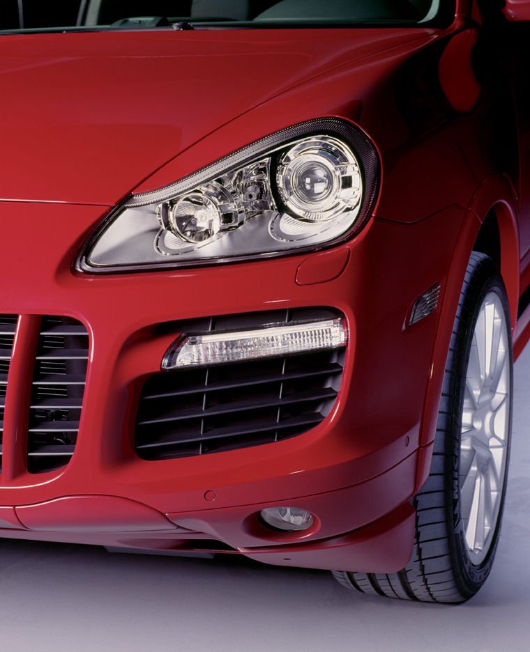 2009 Porsche Cayenne GTS Headlight Picture
