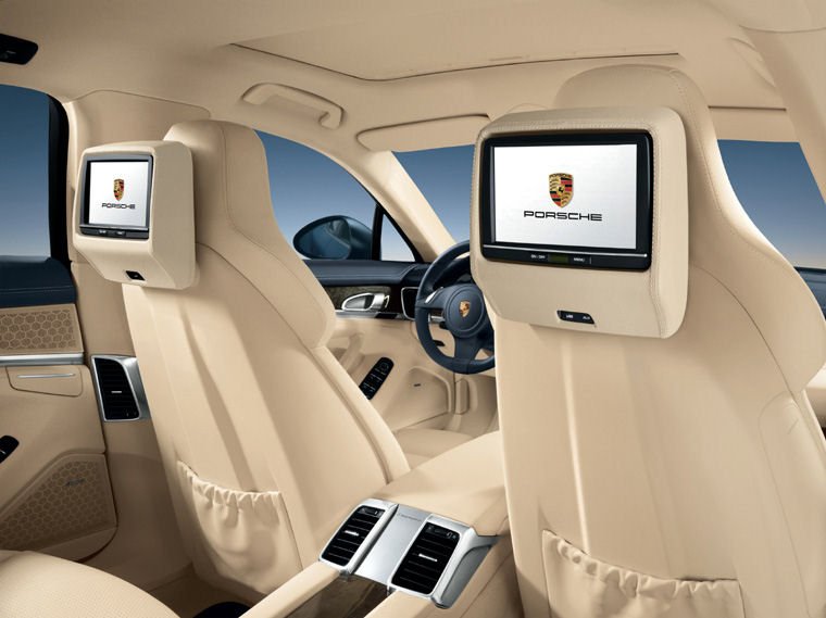 2011 Porsche Panamera Turbo In-Car Entertainment Picture