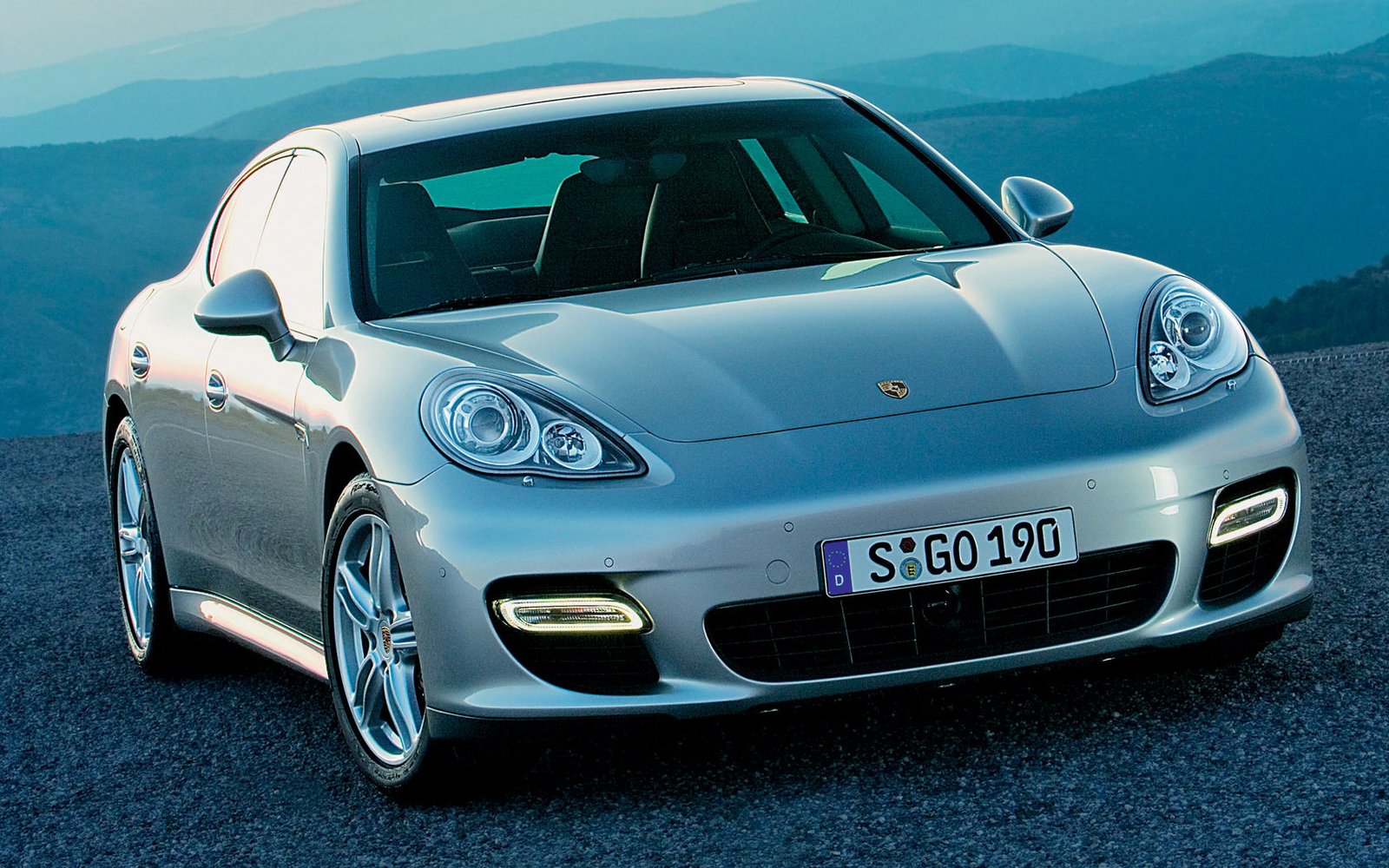 Porsche Panamera Desktop Wallpaper