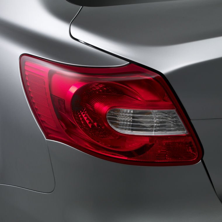 2010 Suzuki Kizashi Tail Light Picture