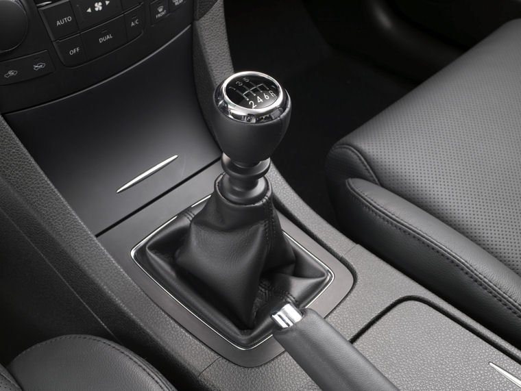 2011 Suzuki Kizashi Gear Lever Picture