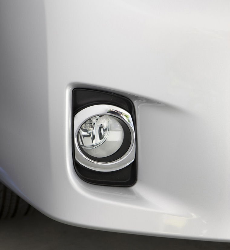 2011 Toyota Camry Hybrid Fog Light Picture