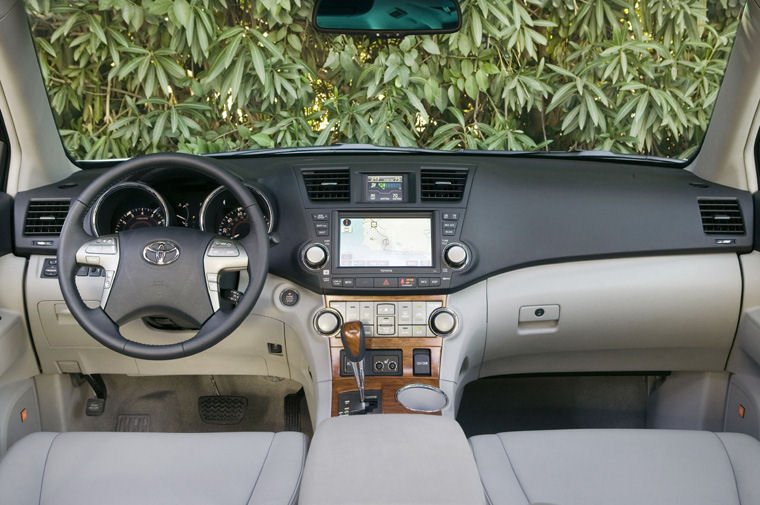 2010 Toyota Highlander Cockpit Picture