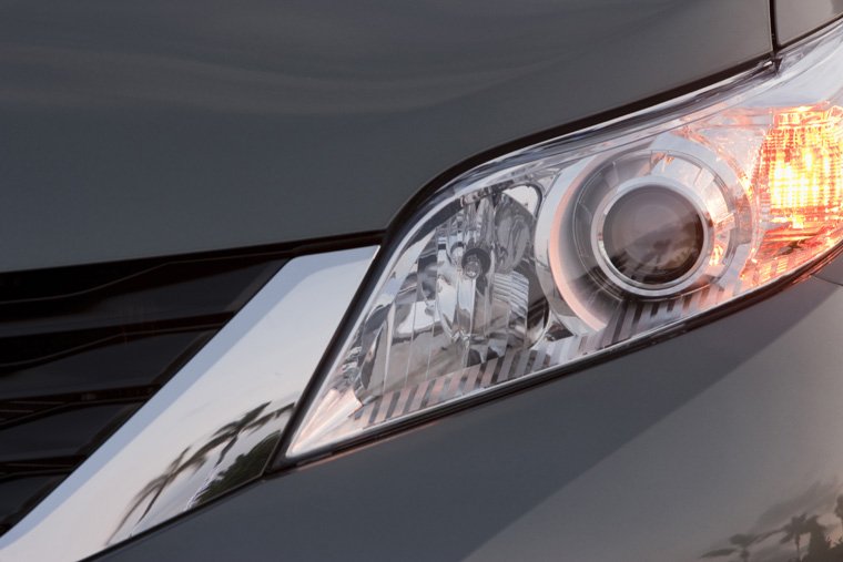 2011 Toyota Sienna LE Headlight Picture