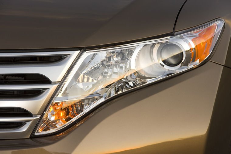 2010 Toyota Venza Headlight Picture
