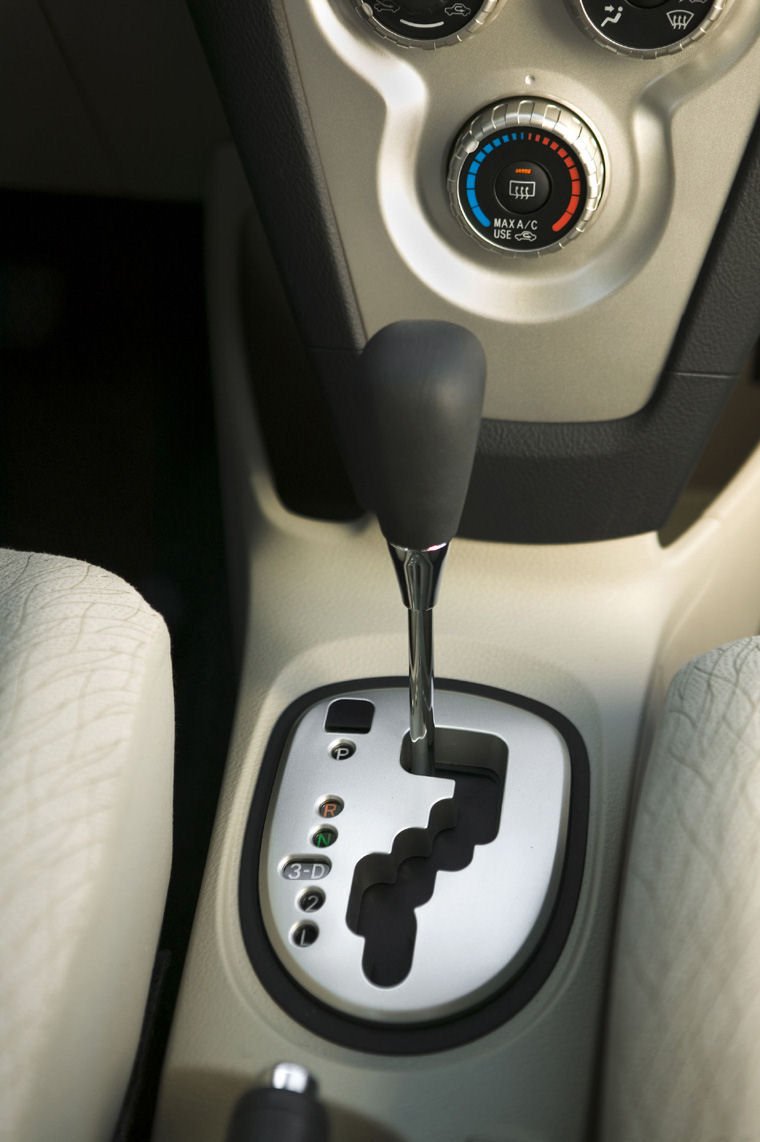 2008 Toyota Yaris Sedan Gear Lever Picture