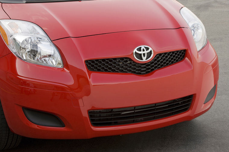 2009 Toyota Yaris 3-door Hatchback Grille Picture