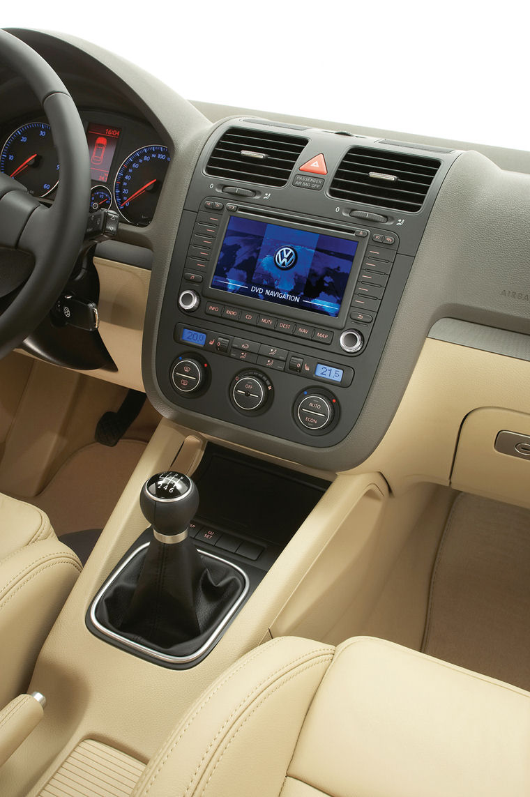 2005 Volkswagen Jetta Center Console Picture