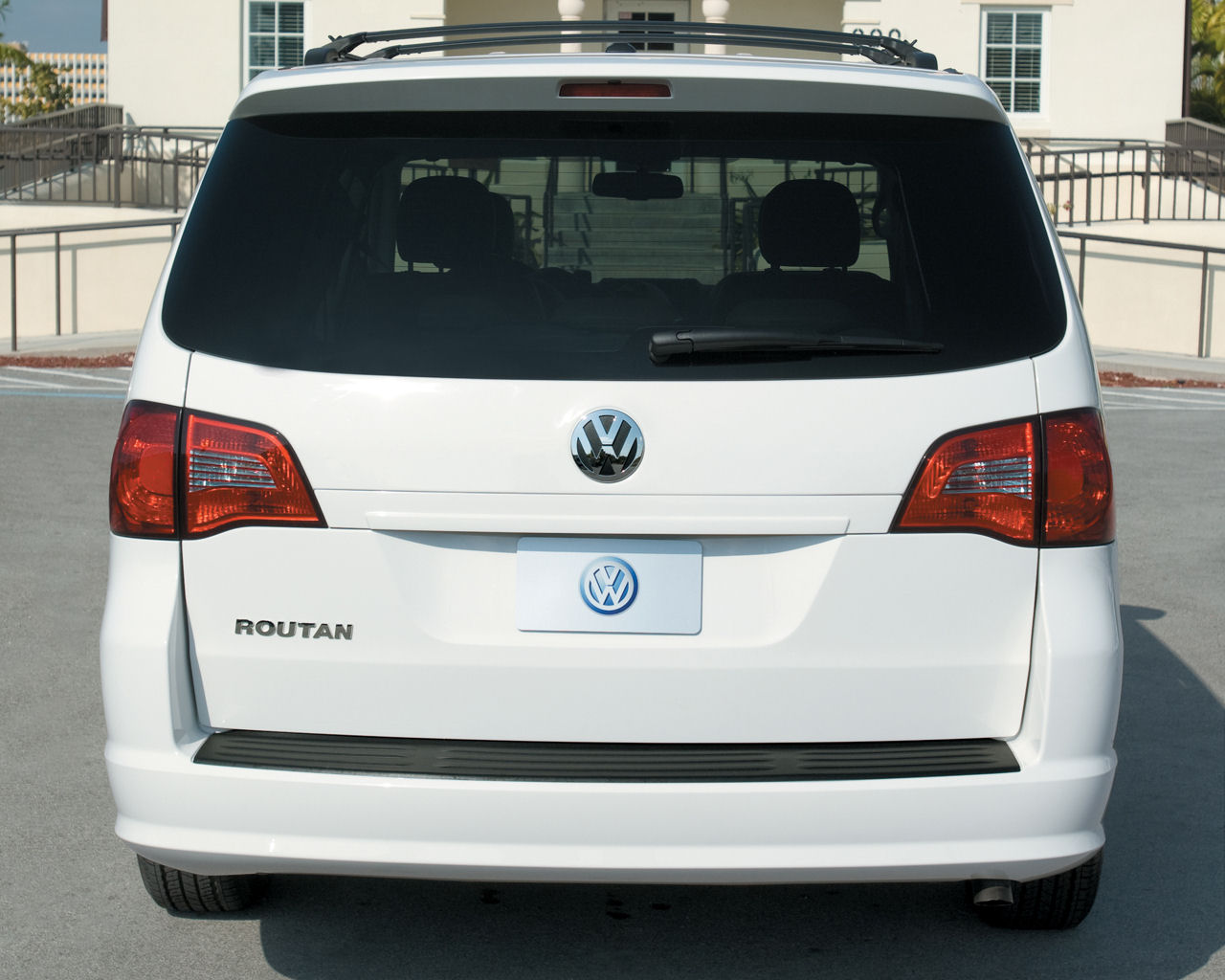 Volkswagen Routan Desktop Wallpaper